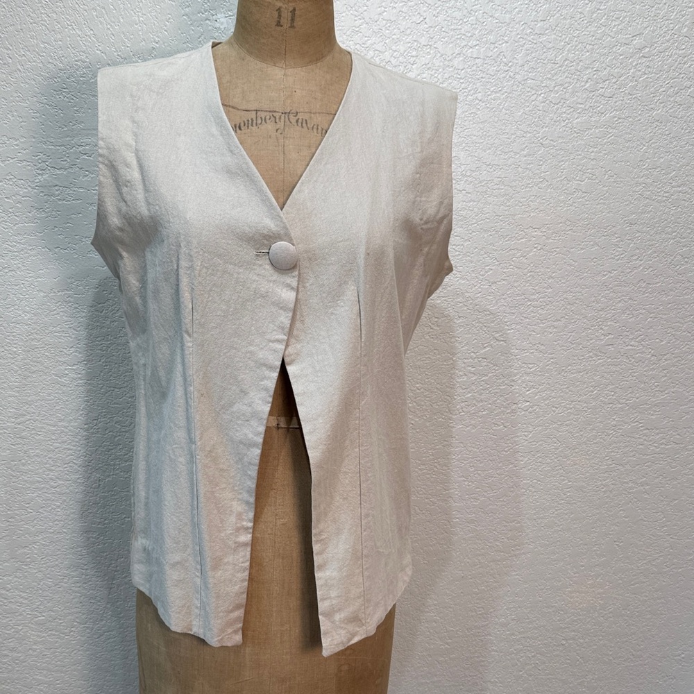 Salma‎ Women Tan Sleeveless One Button Vest Top